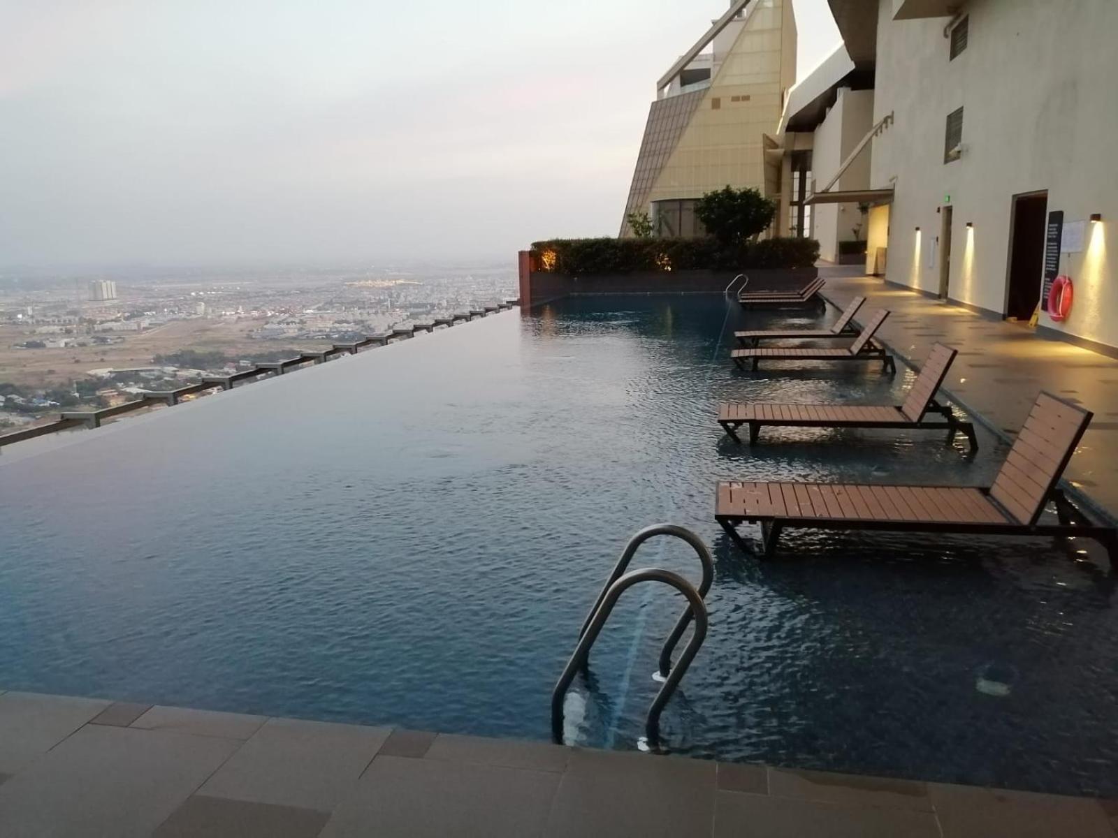 Impian II - The Peak Residence Phnom Penh Exterior photo